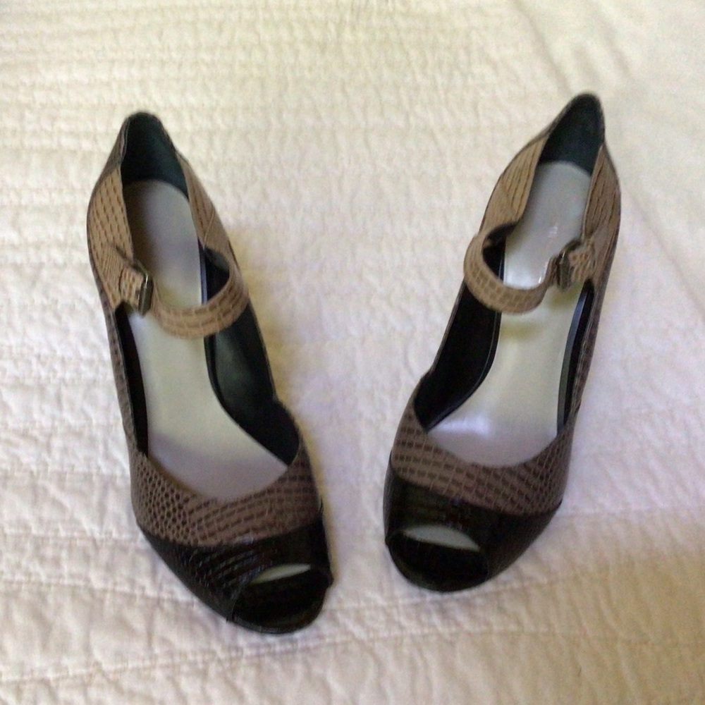 Nine West Croc-embossed heels, Size 9 Medium